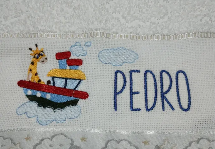 Bordado de Nomes em Toalha Infantil com Desenho