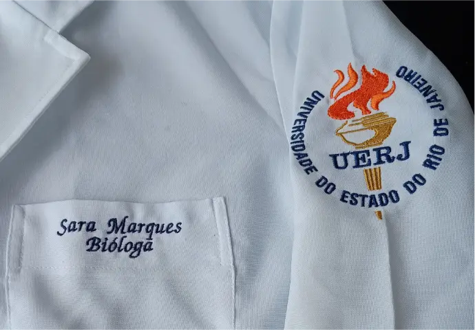 Bordado de Nome, Profissão e Brasão da Universidade em Jaleco