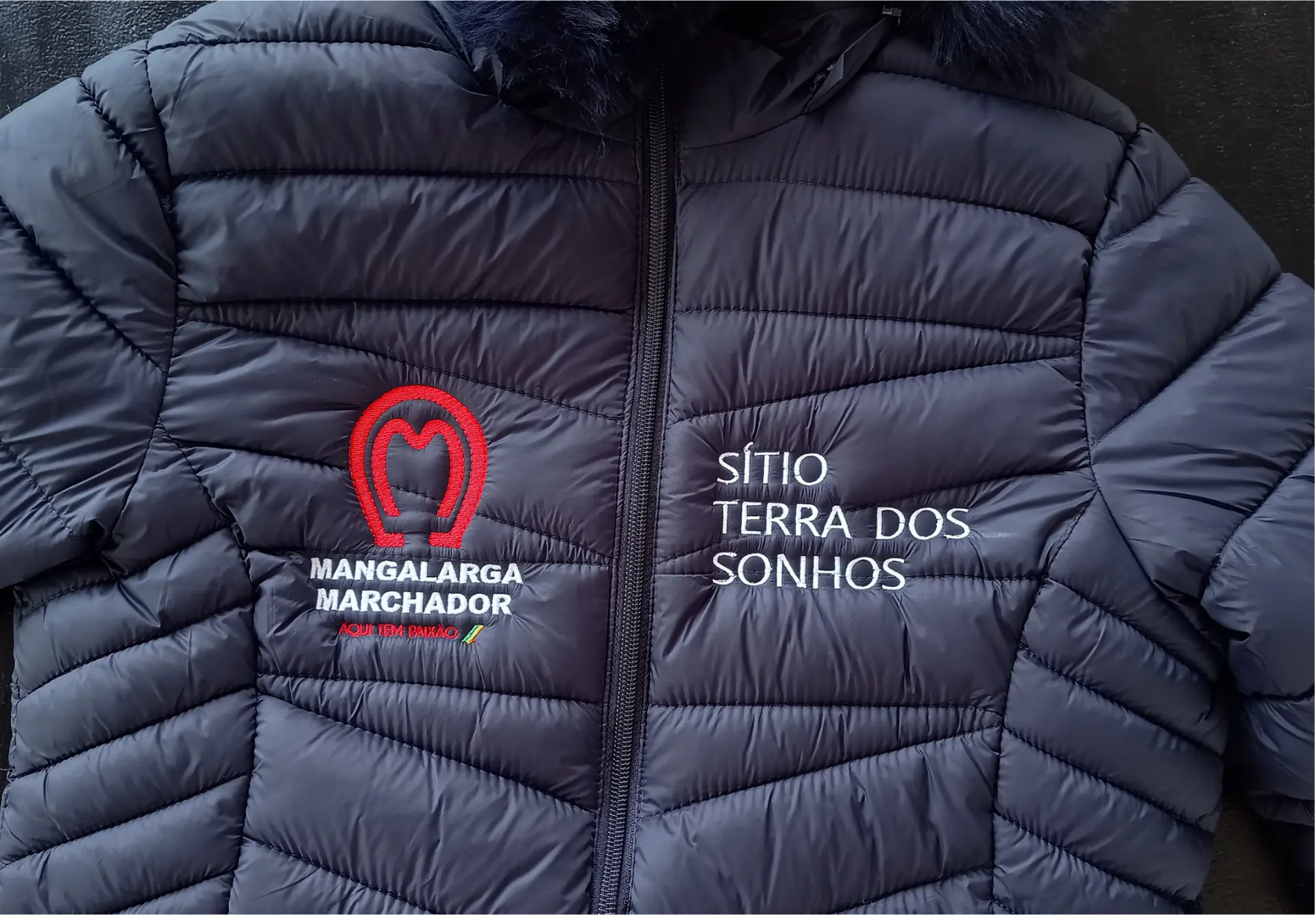 Logotipo Bordado em Casaco de Sítio / Aras