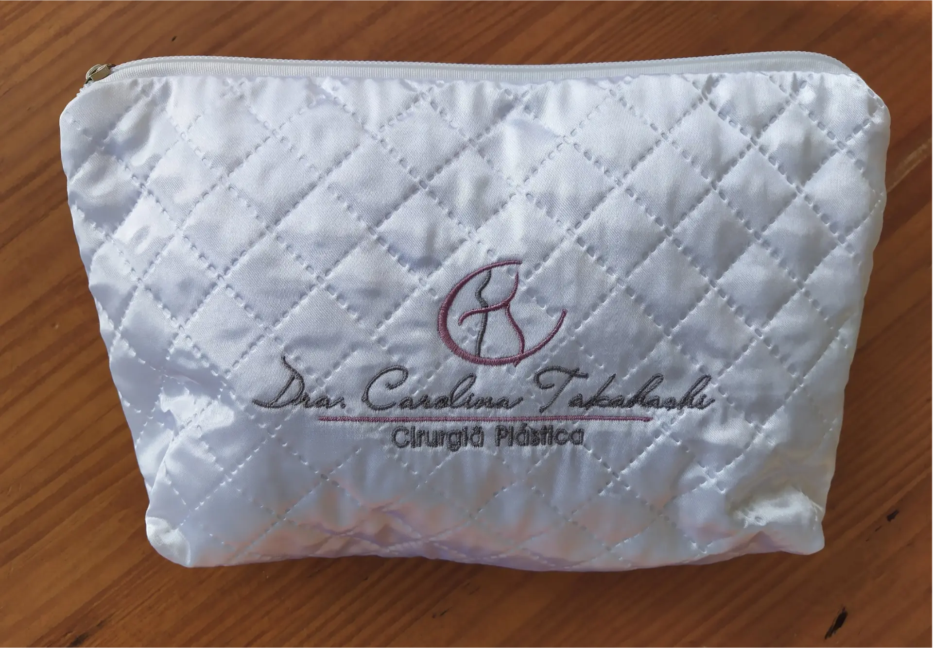 Logotipo Bordado em Necessaire de Clínica