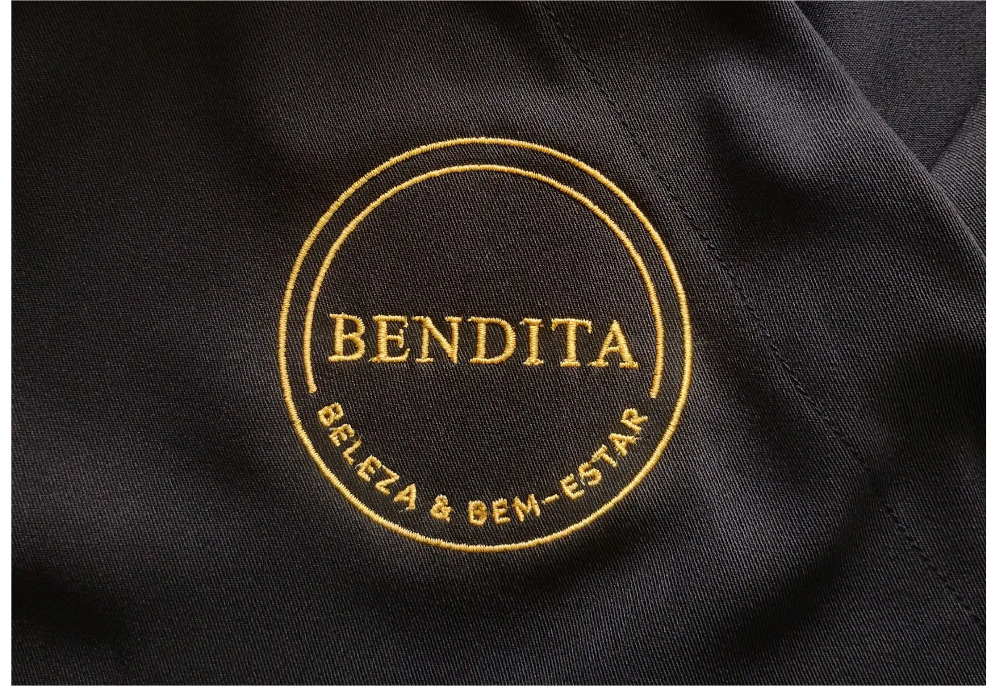 Logotipo Bordado em Uniforme de Salão de Beleza